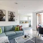 Luxurious Apartment 5 Mins To City & Train Station