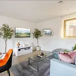 Luxurious Apartment 5 Mins To City & Train Station