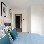 Luxurious Apartment 5 Mins To City & Train Station
