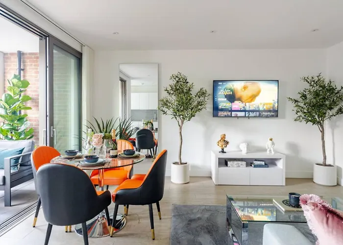 Luxurious Apartment 5 Mins To City & Train Station