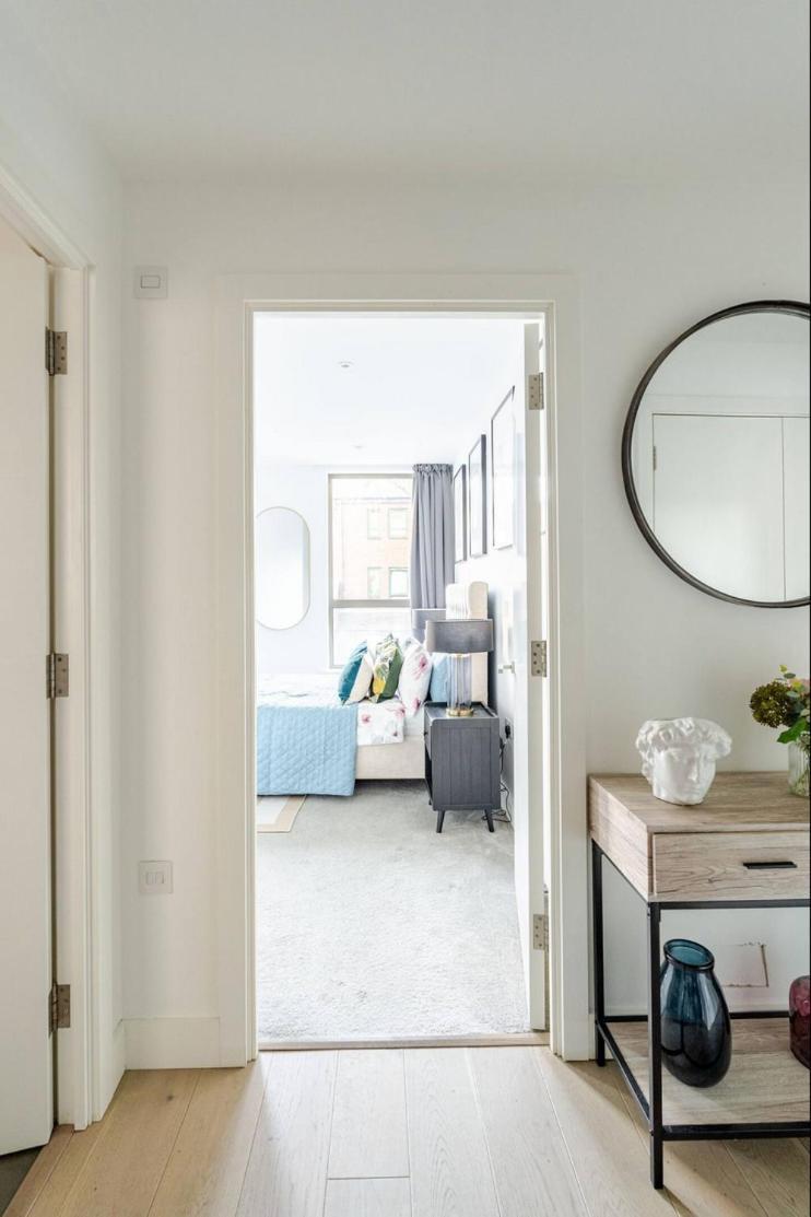 Luxurious 5 Mins To & Train Station Apartment *