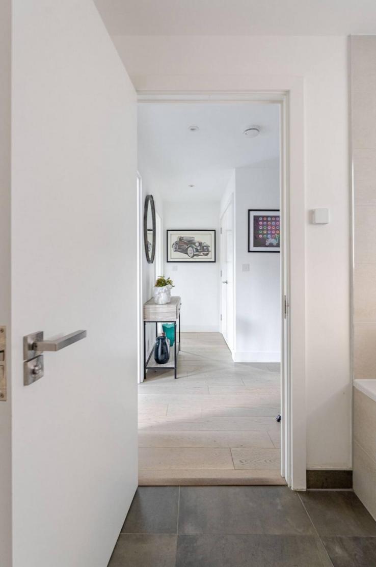 Luxurious 5 Mins To & Train Station Apartment *
