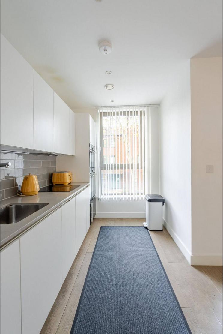 Luxurious 5 Mins To & Train Station Londra