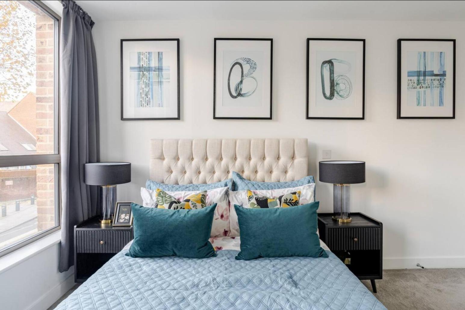 Luxurious 5 Mins To & Train Station Apartment