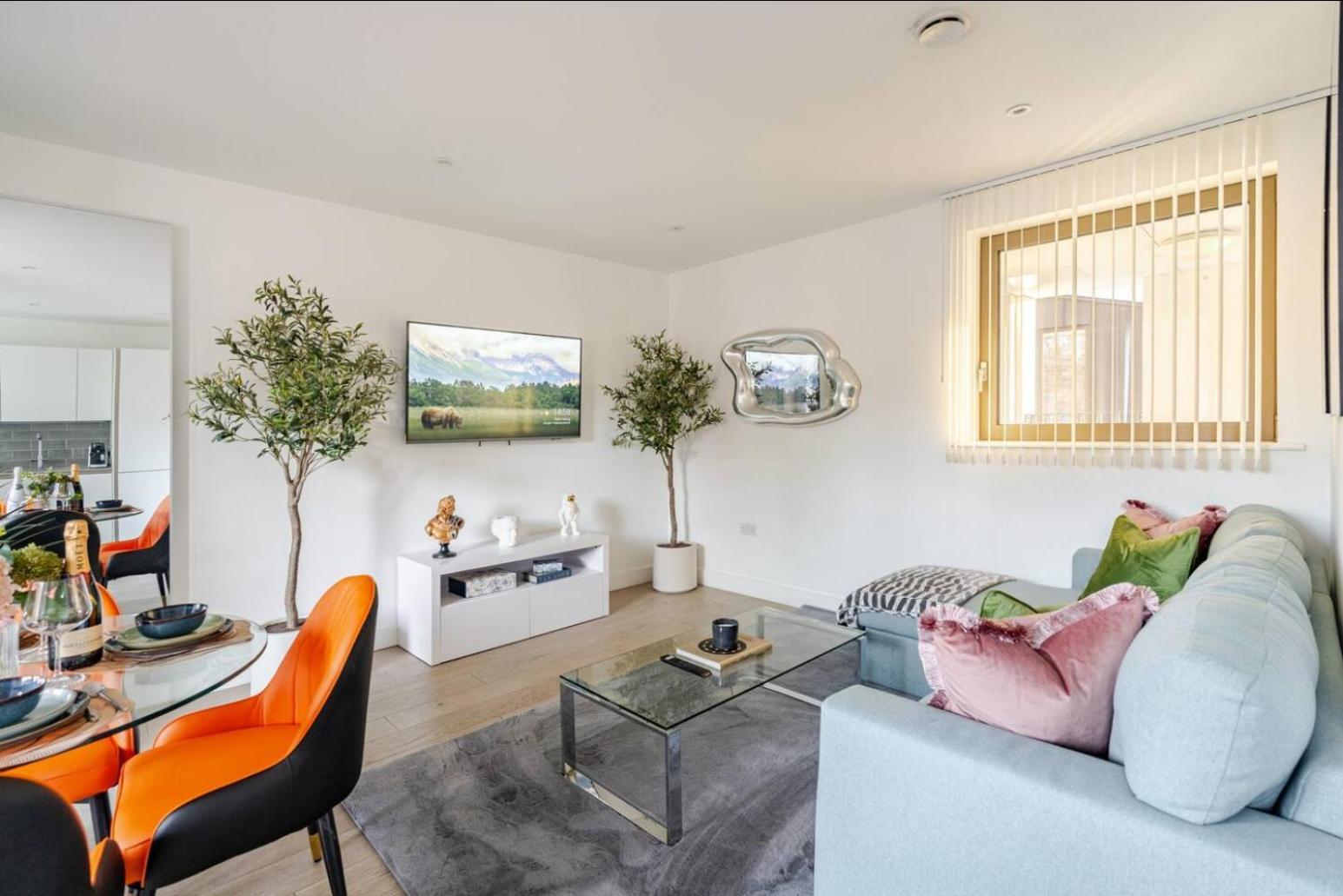 Luxurious 5 Mins To & Train Station Londra