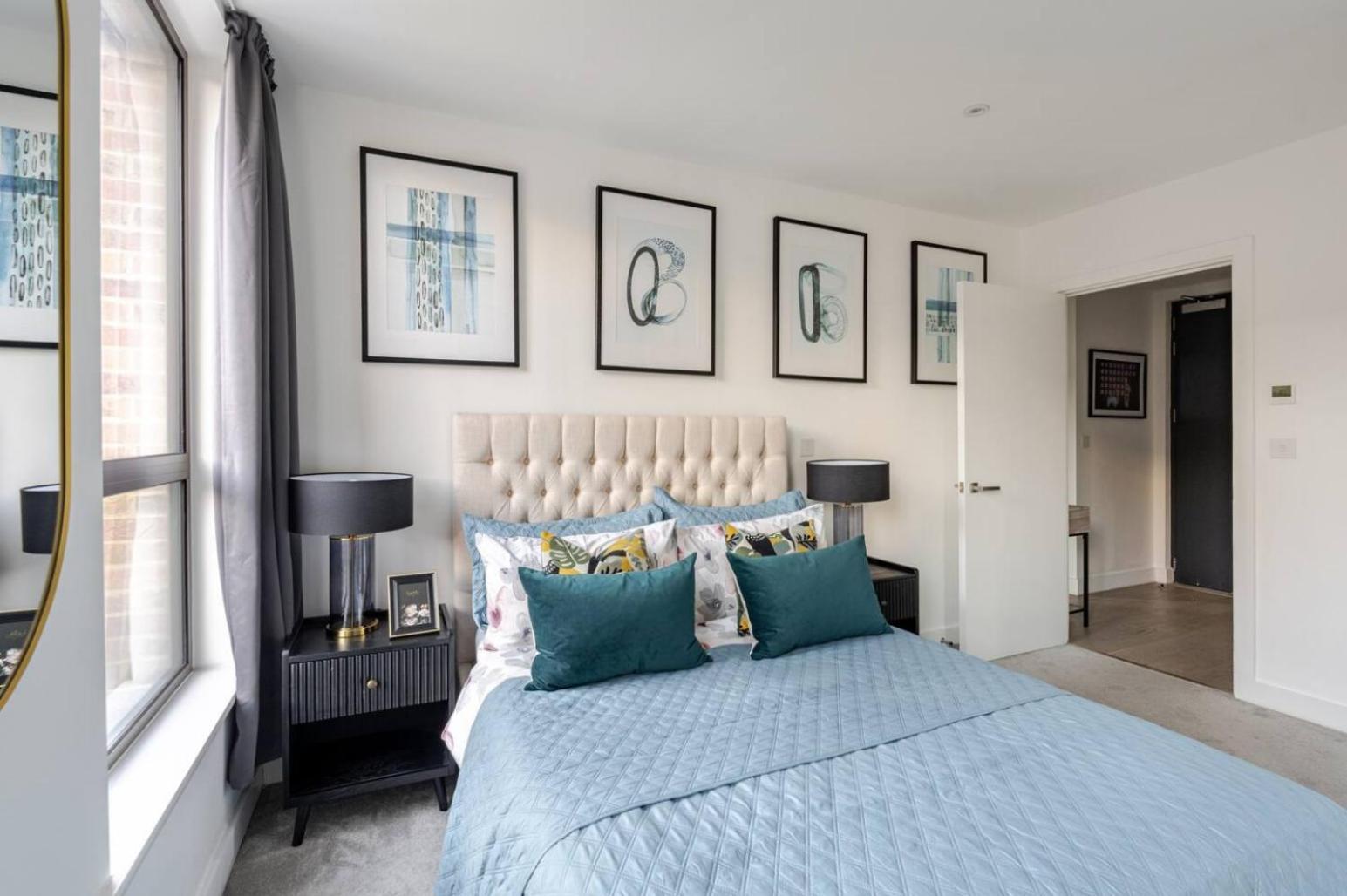 Luxurious 5 Mins To & Train Station Apartment