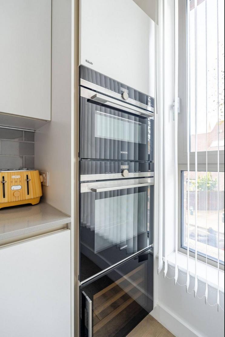 Appartamento Luxurious 5 Mins To & Train Station
