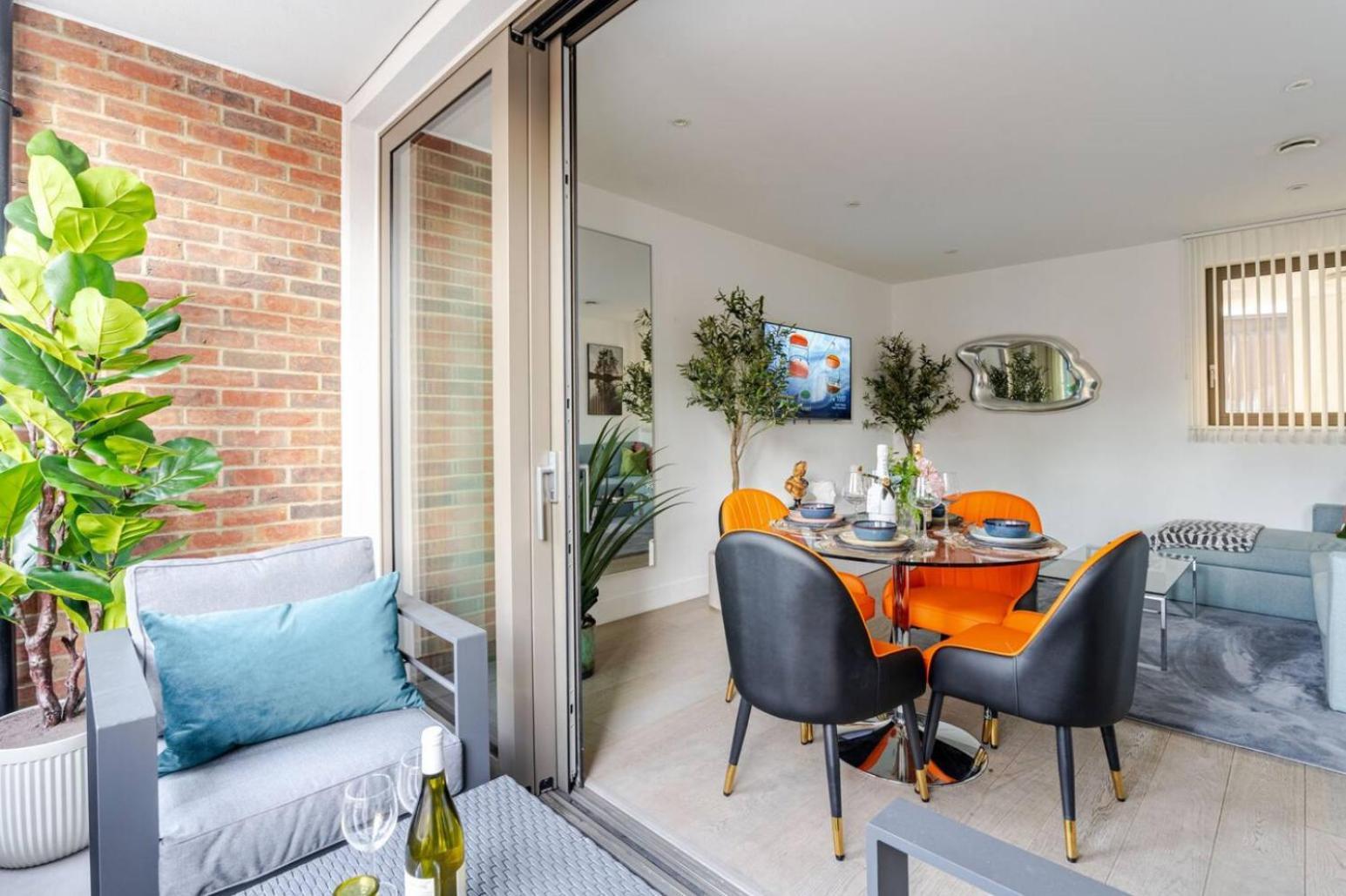 Luxurious 5 Mins To & Train Station London
