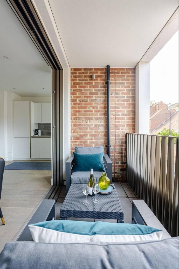 Luxurious 5 Mins To & Train Station * Londra