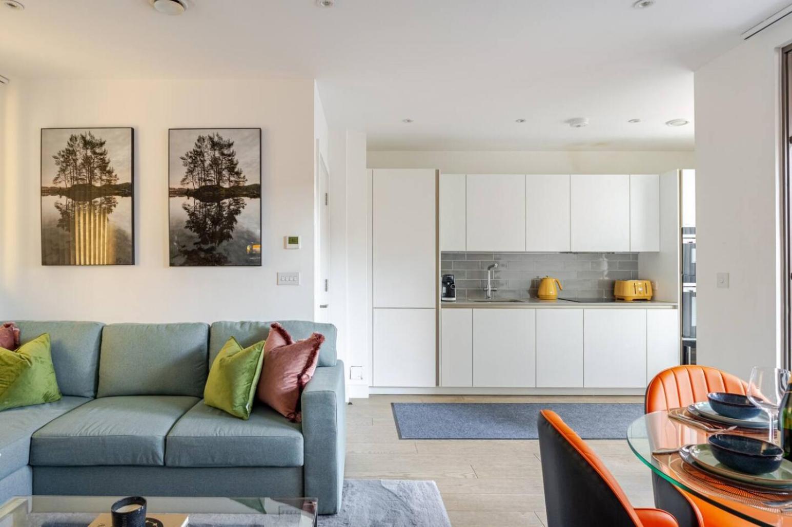 Luxurious 5 Mins To & Train Station Apartment